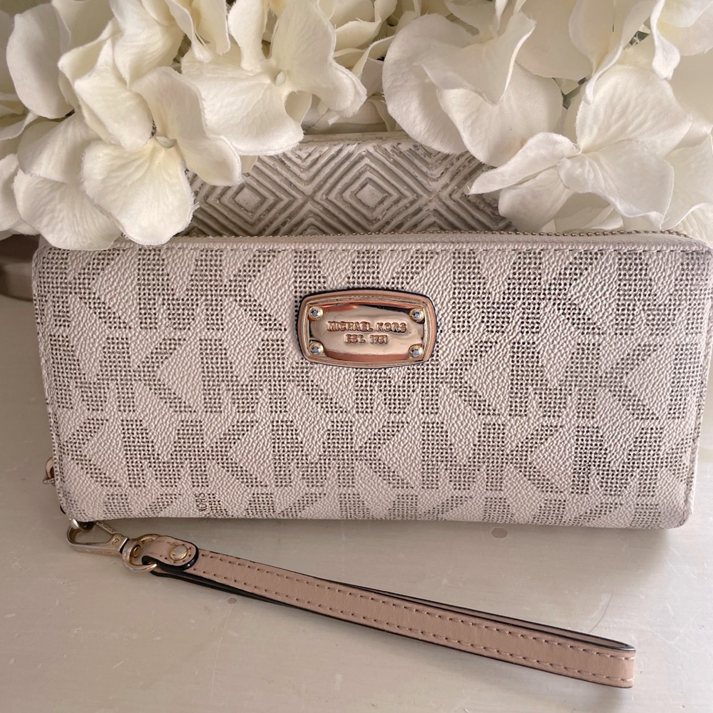 Michael Kors White and gold monogram wallet